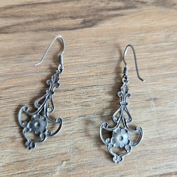 Vasco Victorian style dangling earrings with floral design. - Picture 4 of 4